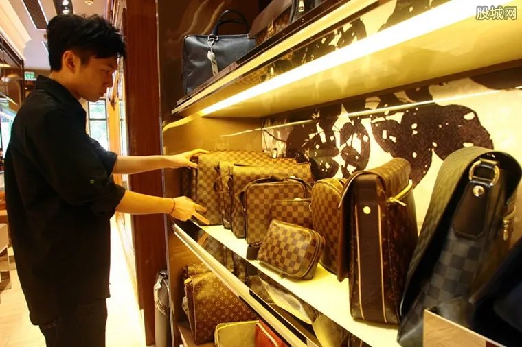 用LV行李箱装鸡饲料 LV行李箱价值达10万美元