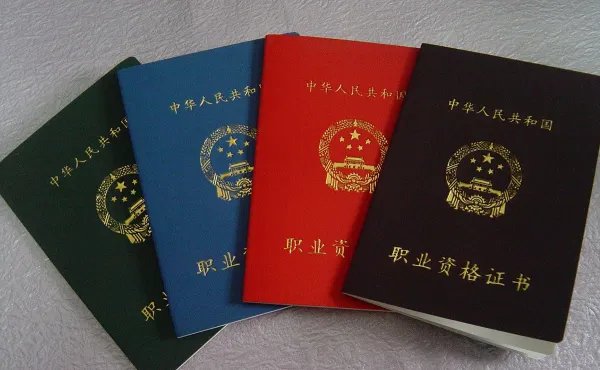 学健身教练学费多少钱？