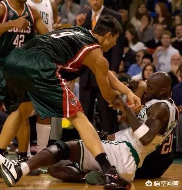 当年易建联在NBA新秀赛季,一拳将挑衅的加内特击倒在地是怎么回事?当时发生了什么?