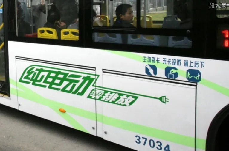 苏州公交门 小情侣在公交车里当场亲热