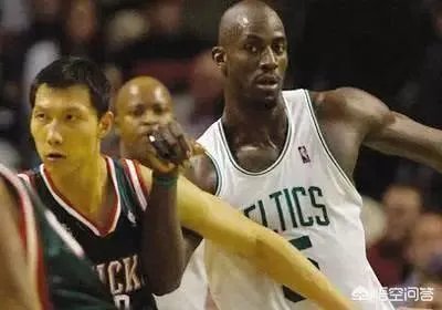 当年易建联在NBA新秀赛季,一拳将挑衅的加内特击倒在地是怎么回事?当时发生了什么?