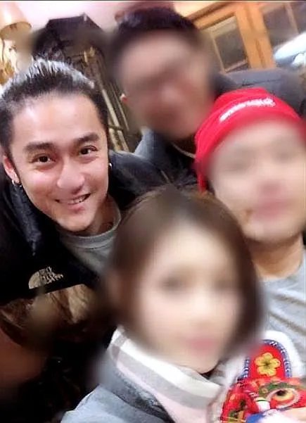 蒋劲夫朋友聚会照 镜头前满脸笑容