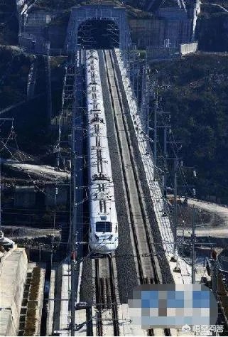 成贵高铁正式开通，村民站满山坡观看，首发车经过现场集体欢呼, 你怎么看？