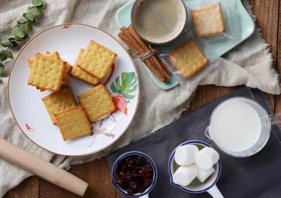 饼干放一段时间会变软面包会变硬什么原因