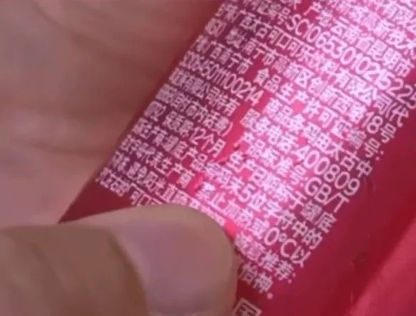 男孩开冰可乐被炸伤缝38针：夏季千万不能这么做！