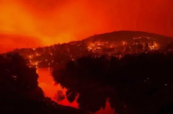 美国加州72小时遭上万次雷击是怎么回事？