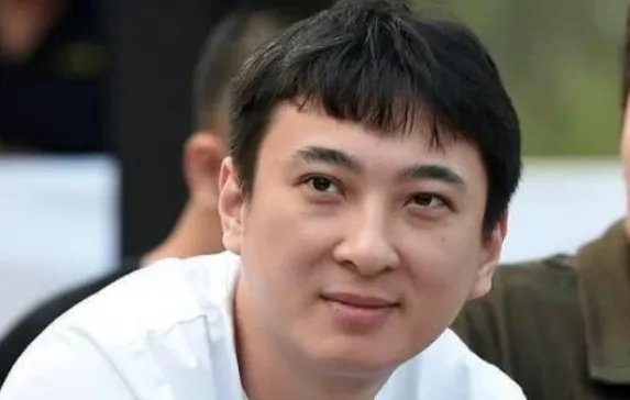 王思聪春节在三亚吃大鹅，还跟老板豪爽碰杯，你怎么看？