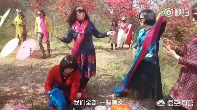 阿姨们照相带7条丝巾挪10次地方，丝巾墨镜成妈妈拍照必备，你的妈妈爱拍丝巾照吗？