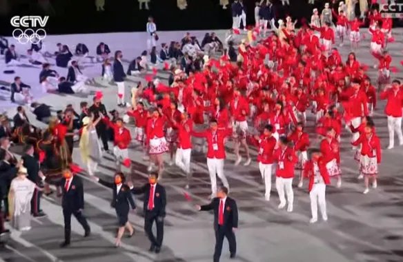 飒爽英姿!中国奥运代表团正式亮相 红色西装闪耀全场