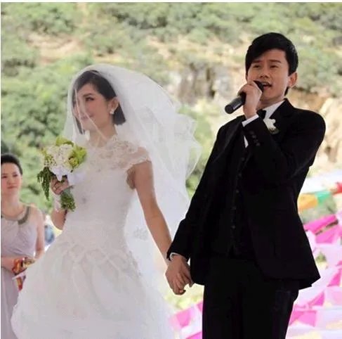 谁有谢娜和张杰的婚纱照呀？