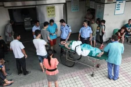 两男殴打讨薪工人,劳动法将如何处置这两名打人男子?