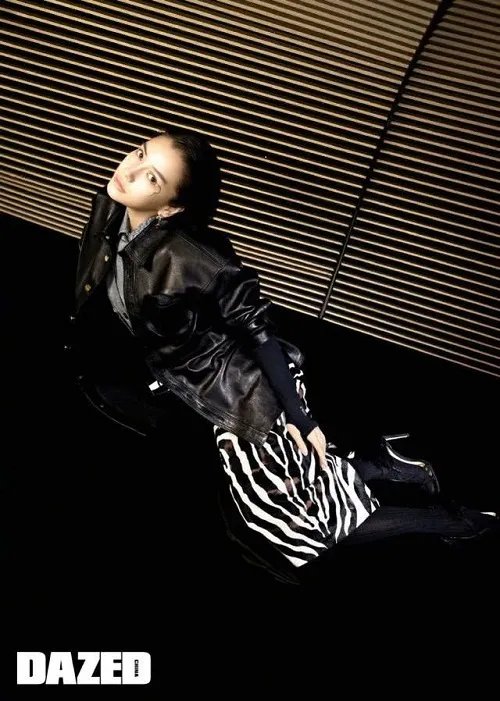 Angelababy两米长辫时尚感十足 将长辫当剑用霸气十足