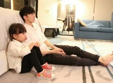 吴大伟的妹妹甜美可爱 和哥哥差18岁被称最萌兄妹