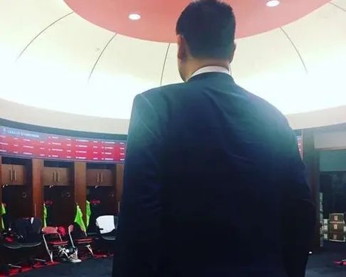 姚明重返火箭更衣室为休城捐十万？