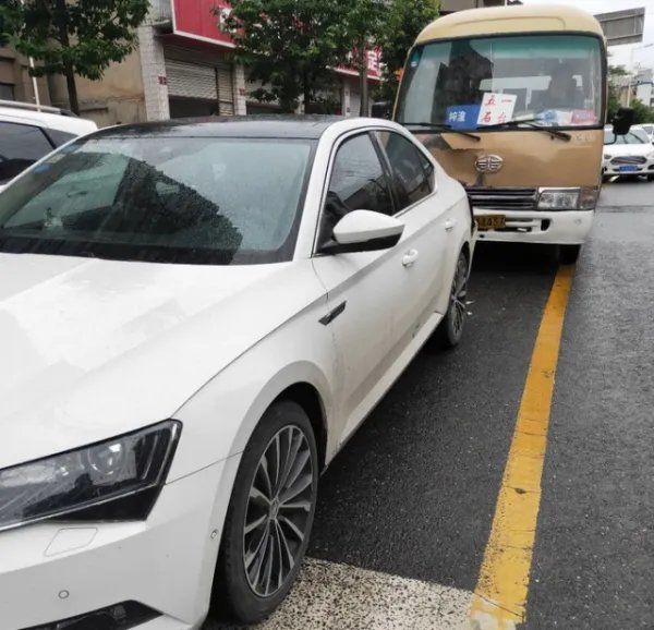 斯柯达速派遭小客车追尾,结果是怎样的?