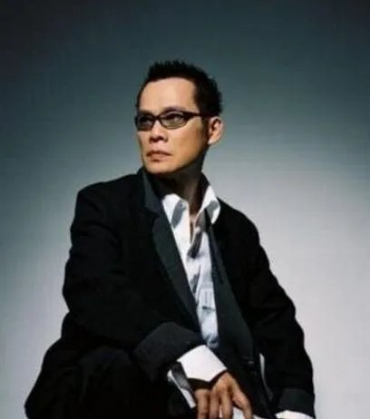 61岁罗大佑牵3岁女儿出街 男人高龄生育好吗?