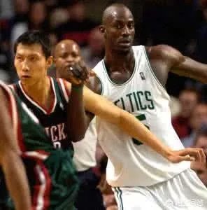 当年易建联在NBA新秀赛季,一拳将挑衅的加内特击倒在地是怎么回事?当时发生了什么?