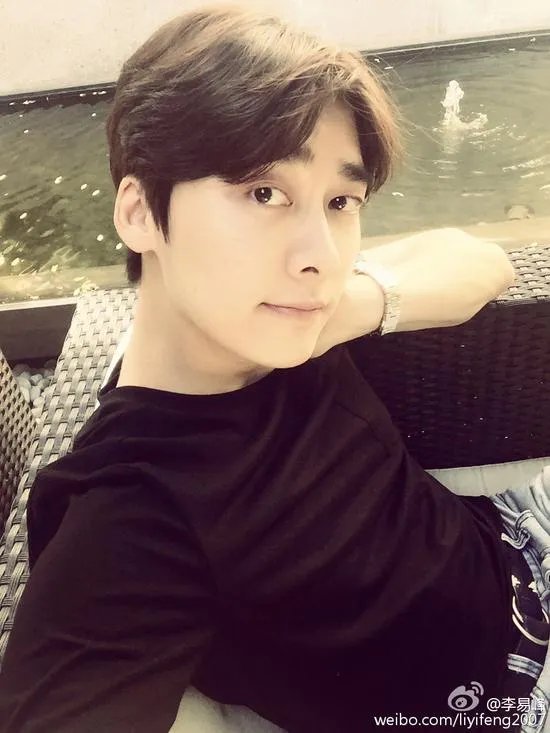 李易峰晒自拍卖萌耍帅挺不住 粉丝:要控制