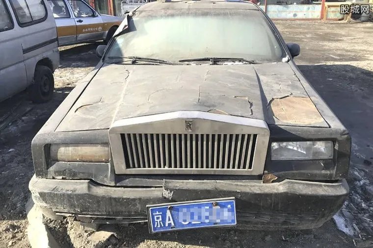 劳斯莱斯被弃街头 价值不菲的超级豪车成为废铁