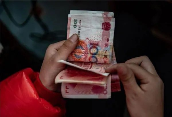 18万元现金被误当垃圾扔，小区老太太以为是冥币，最终是如何处理的？