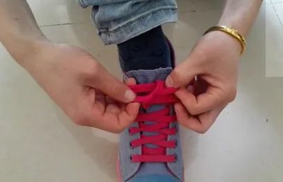 鞋带蝴蝶结的系法图解