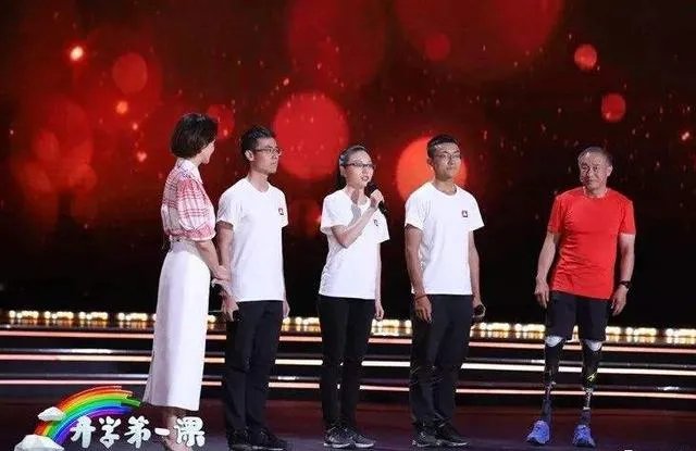 告别央视春晚两年董卿淡出主持舞台，最近主持《开学第一课》你觉得怎么样？