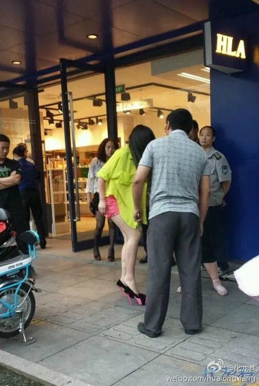 江苏14岁少女打扮成熟 当街与父亲发生肢体冲突