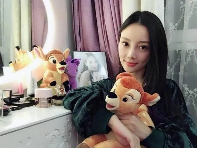 李小璐和贾乃亮之间的感情，为什么说因为感动在一起的感情走不远？