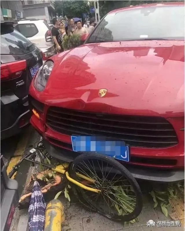 深圳一女司机开保时捷冲上人行道,划伤一外国人手臂, 你怎么看?