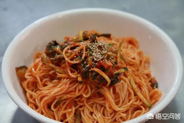 办公室吃酸辣粉被罚款，网友却觉得一点都不委屈，应限制用餐吗？