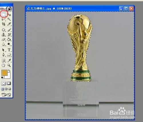 PS一张梅西高举世界杯的图片