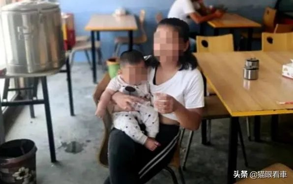 山东菏泽1岁娃被锁车内，民警要砸窗救人，孩子妈妈坚持“再等等”，她想等啥？