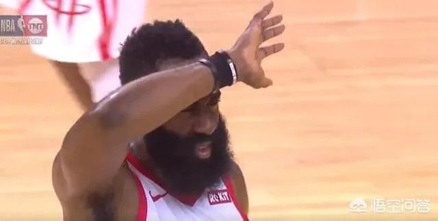 格林再次打到哈登眼睛，再次主动道歉。格林真的是无意的，还是装无辜？