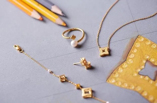 很多品牌的黄金饰品设计都非常土气,国内哪个品牌的黄金饰品设计最脱俗?