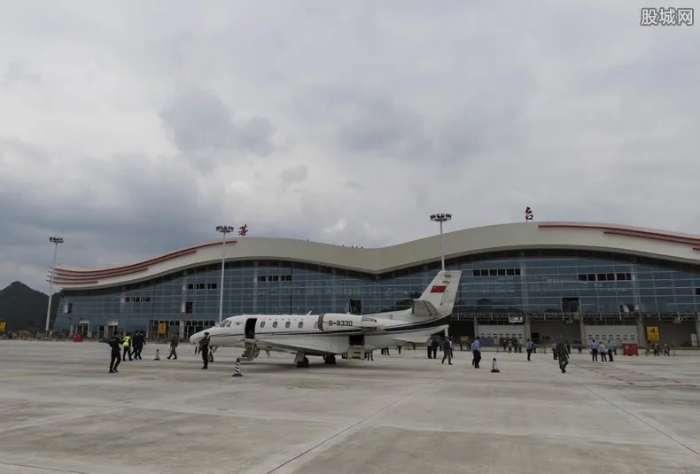 飞机厕所抽烟被罚 被罚近万元可入狱3个月代替