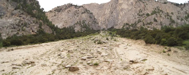 发生山体滑坡时向哪边跑最安全 山体滑坡时向哪方向跑