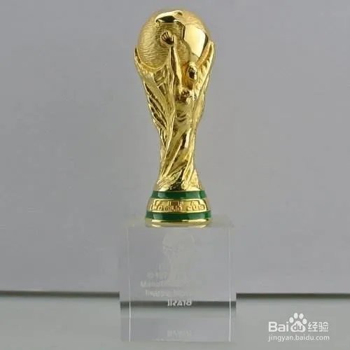 PS一张梅西高举世界杯的图片
