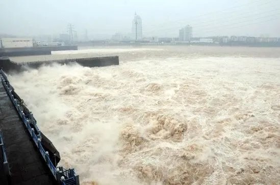 长江重庆段迎最大洪峰，是什么原因造成的？