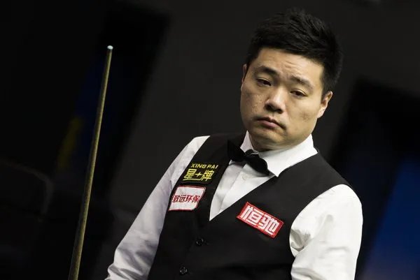 丁俊晖在晋级16强的比赛中有什么惊人的表现？