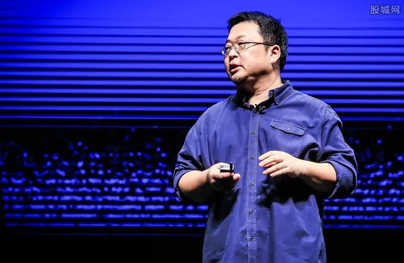 罗永浩卸任锤子代表人 转任执行董事一职