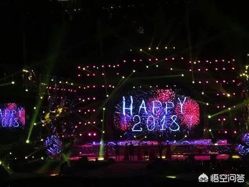 江苏一高校跨年夜上演“维密秀”,现场千人兴奋尖叫,你觉得怎么样?