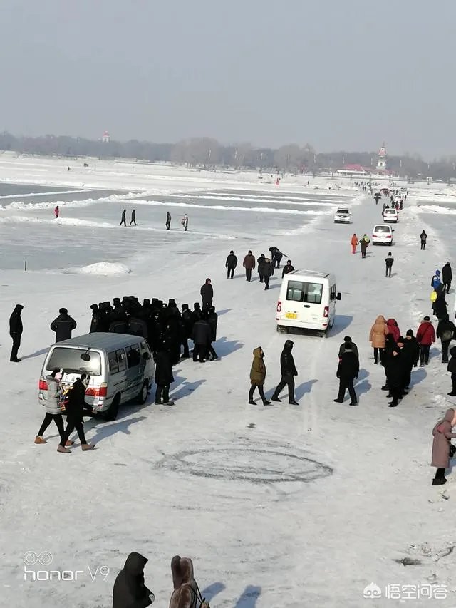 如何看待哈尔滨江面多名男子殴打游客，收成捆人民币？