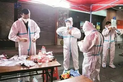 上海首批防范区居民走出小区，目前上海的疫情形势如何？