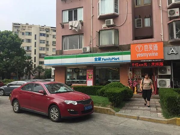 上海青年排队时起争执，因老人先骂人扇老太耳光，你怎么看？