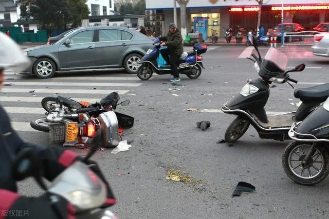 一个酒驾和一个无照驾驶的人发生交通事故是谁的责任？