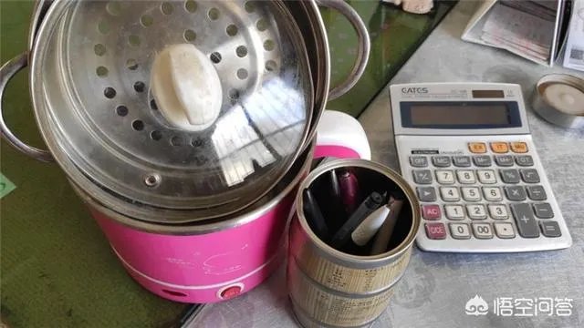 办公室吃酸辣粉被罚款，网友却觉得一点都不委屈，应限制用餐吗？