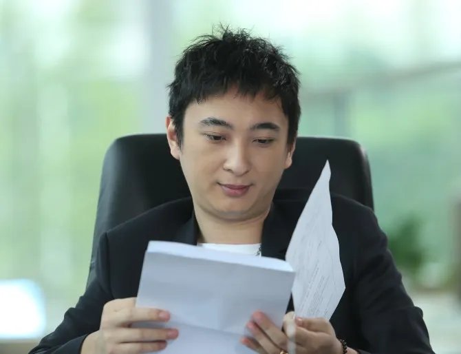 王思聪春节在三亚吃大鹅，还跟老板豪爽碰杯，你怎么看？