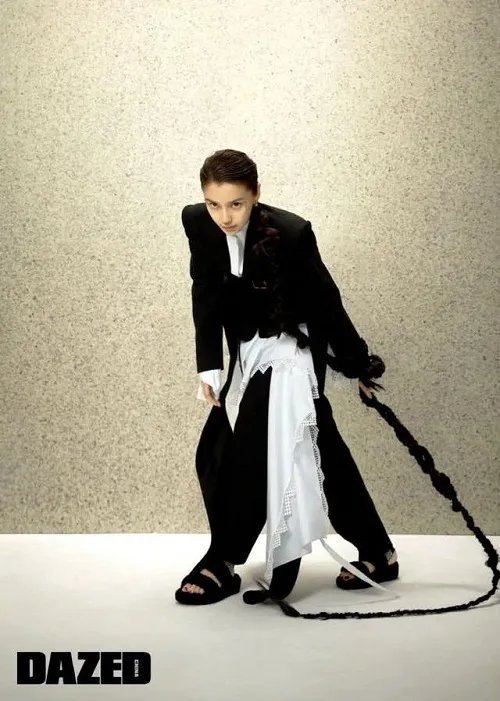 Angelababy两米长辫时尚感十足 将长辫当剑用霸气十足