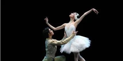 芭蕾舞剧《天鹅湖》是由谁创作的?对《天鹅湖》该如何赏析?