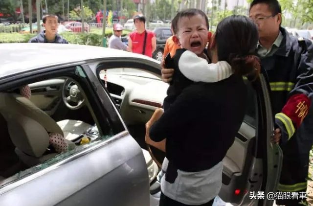 山东菏泽1岁娃被锁车内，民警要砸窗救人，孩子妈妈坚持“再等等”，她想等啥？